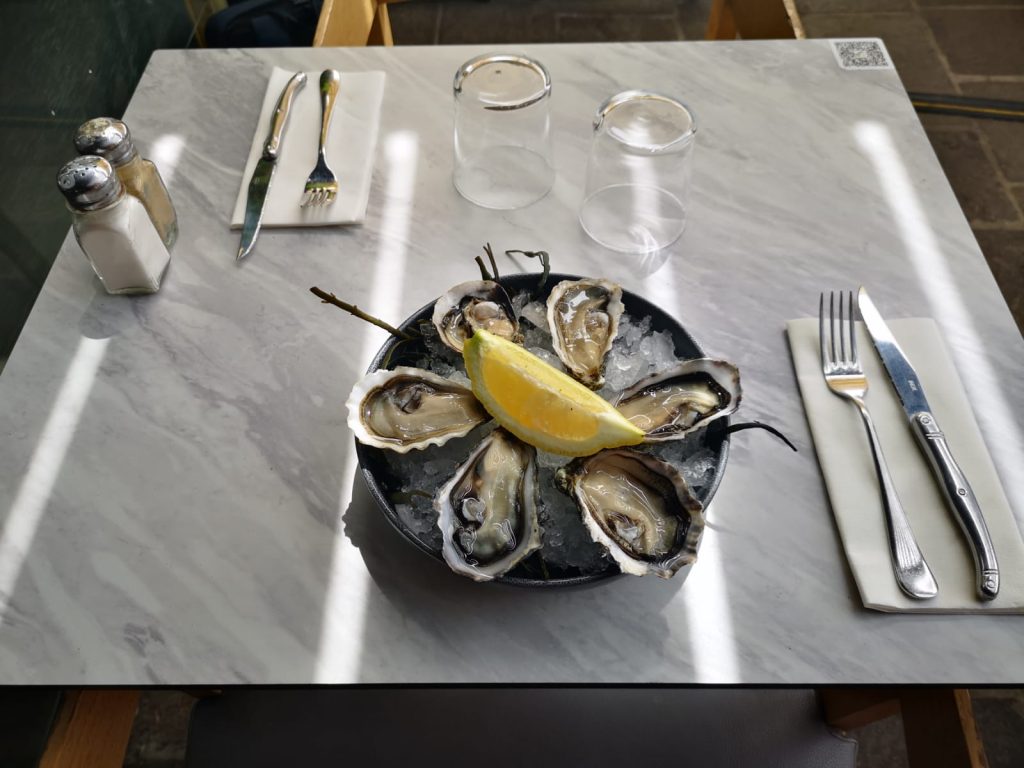 Plateau d'huître sur une table du restaurant Le Cosmo à Villefranche-sur-mer