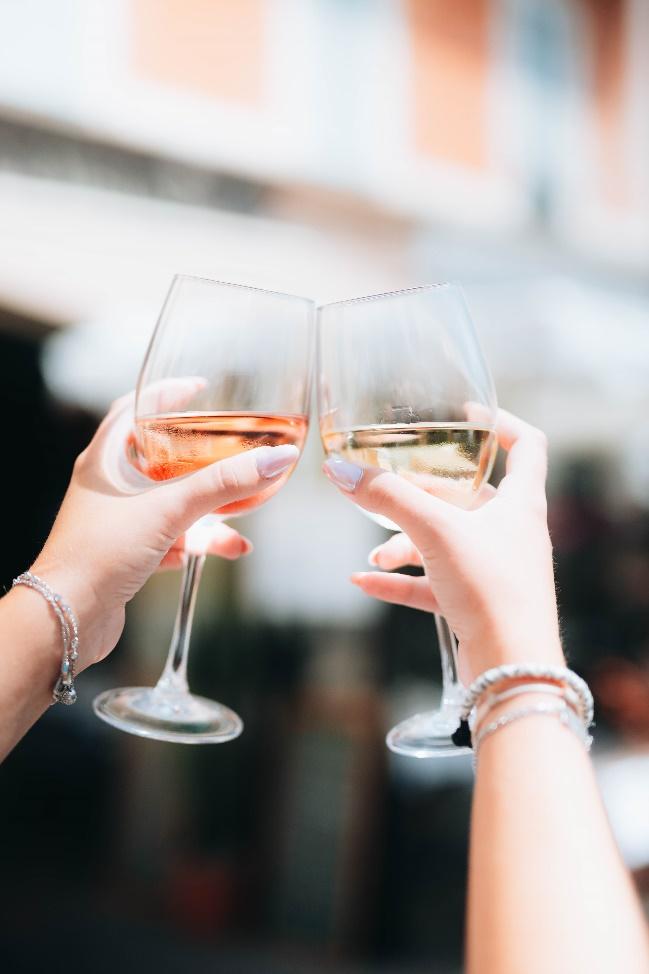 Photo d’un verre de vin blanc et d’un verre de vin rosé